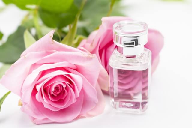 薔薇の花と小瓶